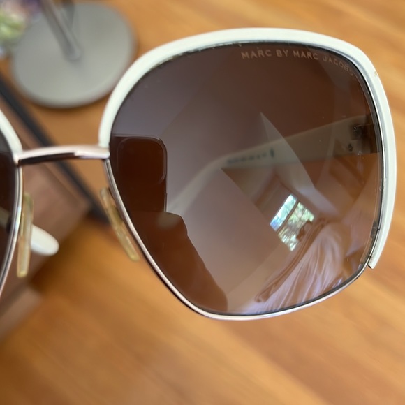 Marc by Marc Jacobs Oversized Cream Retro Sunglasses - Picture 6 of 12